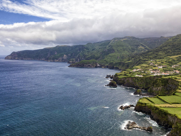 Ακτογραμμή κοντά την πόλη της Ponta Delgada σχετικά με το νησί της Flores, στις Αζόρες.  - Φωτογραφία, εικόνα