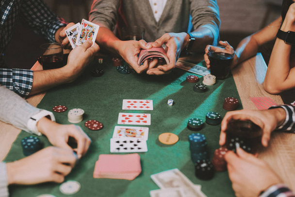 Young Friends Playing Poker on Party at Home. Playing Games. Indoor Fun. Young Girl. Young Guy. Sitting at Table. Party with Friends. Indoor Activities Concept. Gambling. Card Games. - Foto, Imagem