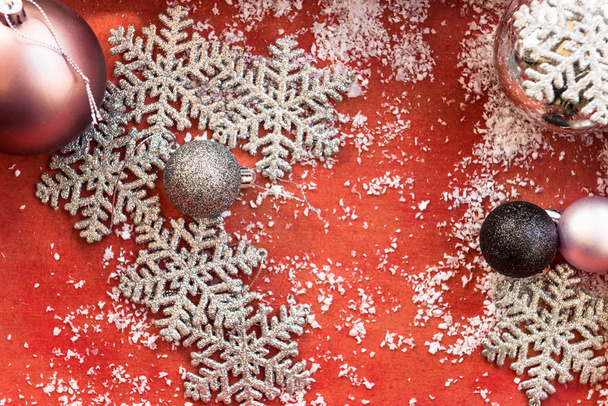 Weihnachtsdekoration und Schneeflocken in roter Holzkiste - Foto, Bild