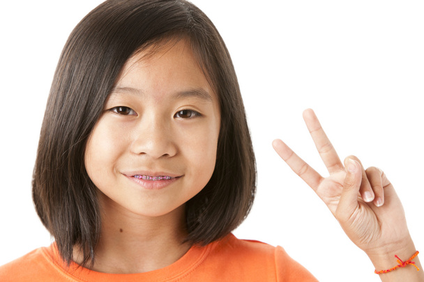 平和の記号を与えるアジアの少女 - 写真・画像