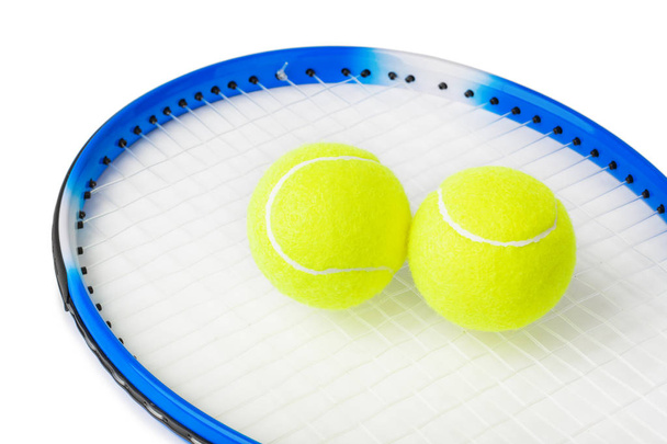 Tennisschläger und Bälle isoliert auf weißem Hintergrund - Foto, Bild