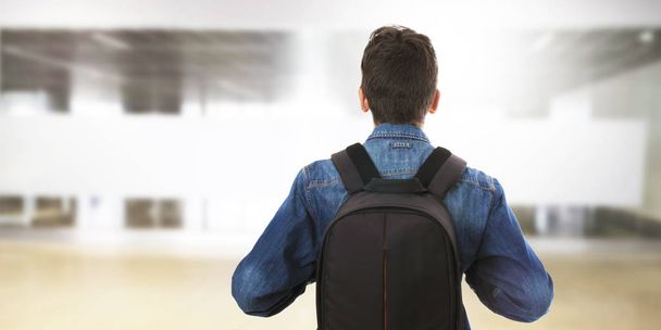 студент с рюкзаком в колледже или университете
 - Фото, изображение
