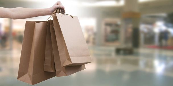 mains avec sacs à provisions, magasins et magasins
 - Photo, image