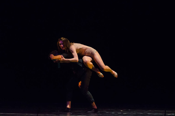 DNIPRO, UCRAINA - 7 SETTEMBRE 2018: Balletto moderno eseguito dai membri del Lugansk Regional Academic Ukrainian Music and Drama Theater
. - Foto, immagini