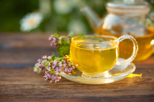 vynikající zelený čaj v krásné skleněné míse na stole - Fotografie, Obrázek