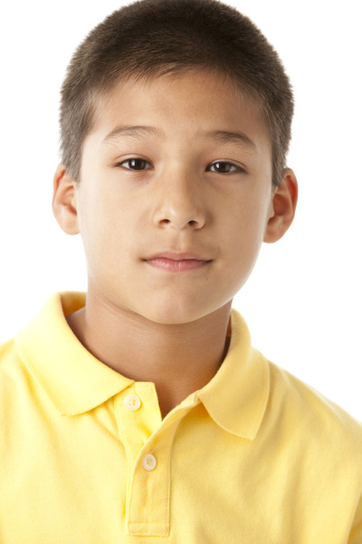 Niño hispano con una leve sonrisa
 - Foto, imagen