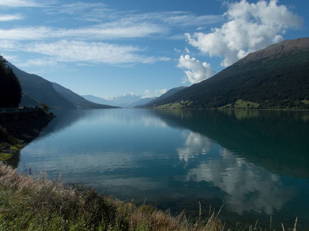krásná modrá voda lago resia v Itálii vtipem ortler mountain - Fotografie, Obrázek