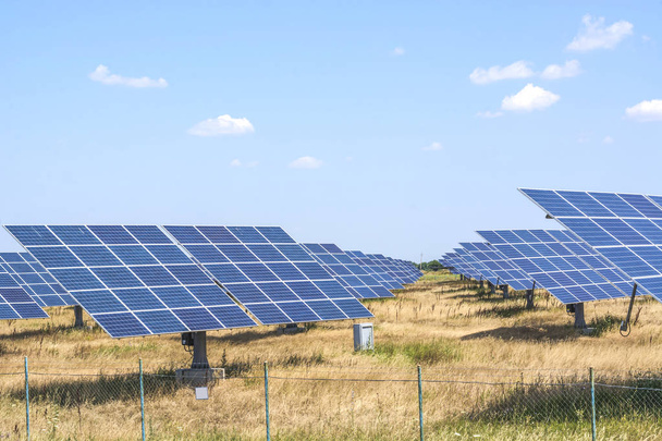 Installazione di pannelli solari per la produzione di energia solare naturale. Energia elettrica verde
. - Foto, immagini
