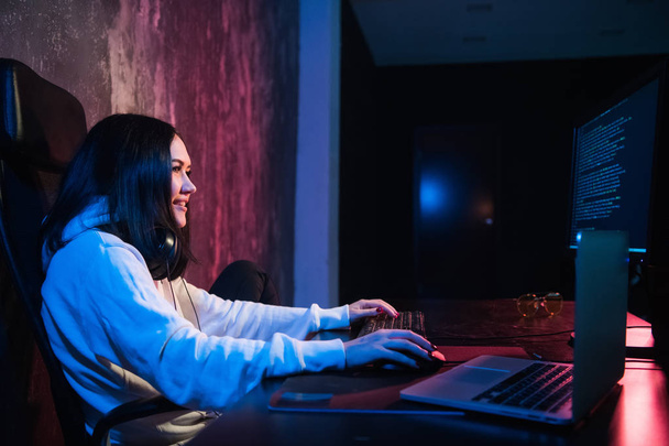 Neşeli genç kadın freelancer tipik programlama kod iş evde modern dizüstü bilgisayarda rahat kıyafet içinde. Pozitif öğrenci netbook üzerinde yazılım güncelleme - Fotoğraf, Görsel