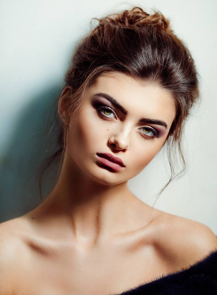 Portret van mooie jonge brunette vrouw met make-up - Foto, afbeelding