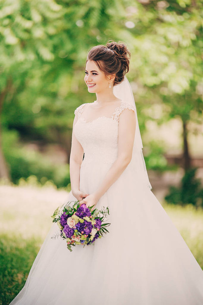 Beyaz düğün elbise poz içinde güzel genç gelin  - Fotoğraf, Görsel