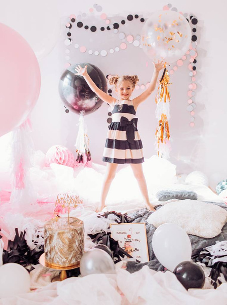 aranyos kislány szobájában születésnapi party.   - Fotó, kép