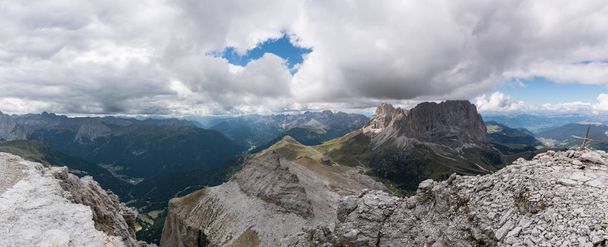 gran Dolomita otoño paisaje en Alta Badia con el Passo Sella y una vista de la majestuosa Langkofel pico en el Val Gardena en el norte de Italia
 - Foto, Imagen