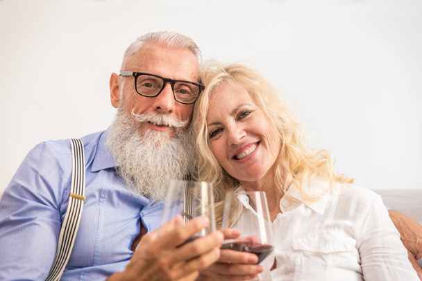 Senior couple in the 60's having fun at home - Cheerful married couple portrait, concepts about senority and relationship - Fotoğraf, Görsel