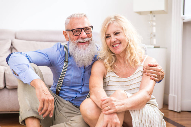 Senior couple in the 60's having fun at home - Cheerful married couple portrait, concepts about senority and relationship - Foto, Imagem