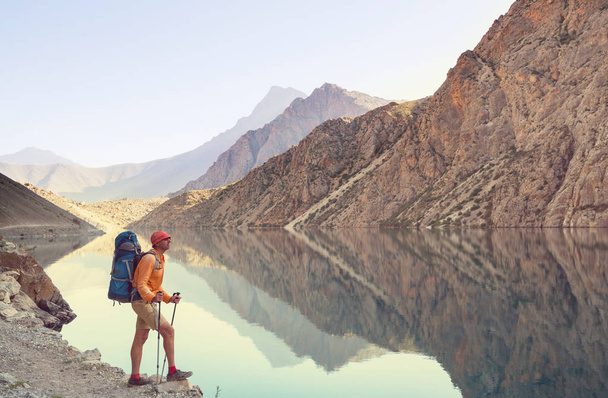 Время странствий. Человек путешествует по красивым горам Фанна в Памире, Таджикистан. Средняя Азия. - Фото, изображение