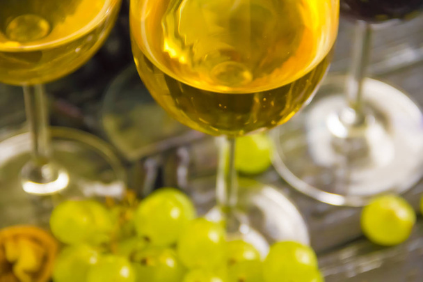 бокал вина, свежий зеленый и синий виноград на деревянном фоне
 - Фото, изображение