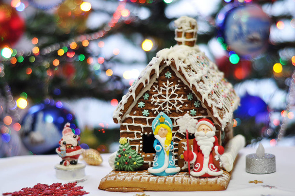 casa de jengibre de Navidad con fondo bokeh brillante
 - Foto, Imagen