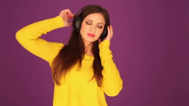 όμορφη γυναίκα σε ακουστικά - Πλάνα, βίντεο