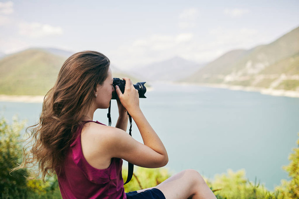 Jovem turista Menina tirar fotos de montanhas e lago. Georgia. Verão. Agosto
. - Foto, Imagem