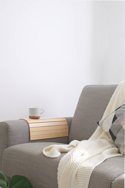 Domácí interiéru útulné bydlení místnost sedací polštář hrnek na kávu pletené  - Fotografie, Obrázek