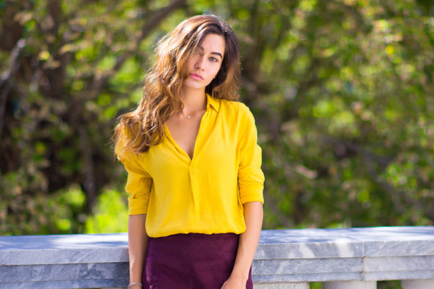 Sunny lifestyle fashion portrait of young stylish woman in bright yellow blouse - Foto, imagen