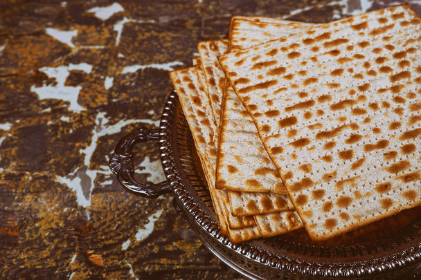 Matzo na mesa de madeira judeu matza na Páscoa pães ázimos
 - Foto, Imagem