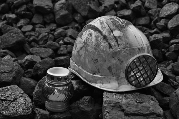 Veillée lumière, bougie avec casque minier sur pas cher de charbon après l'accident mortel dans la mine
 - Photo, image