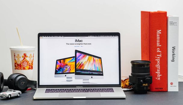 アップル コンピューター インターネット ウェブサイトで 15 インチ部屋環境展示最新 imac で 2018年の Macbook 網膜のロンドン、イギリス - 2018 年 9 月 13 日。 - 写真・画像