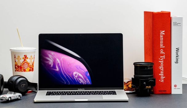 Λονδίνο - 13 Σεπτεμβρίου 2018: Υπολογιστές Apple δικτυακό τόπο στον αμφιβληστροειδή Macbook 15 ιντσών 2018 στο δωμάτιο περιβάλλον προβάλλοντας iphone Xr φιλμ παρουσίαση προϊόντος  - Φωτογραφία, εικόνα