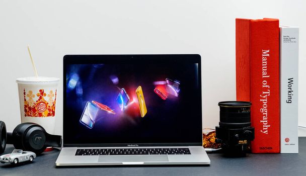 Londra - Settembre 13, 2018: Apple Computer sito internet su 15 pollici 2018 MacBook Retina in ambiente stanza in mostra iPhone Xr presentazione al pubblico
 - Foto, immagini