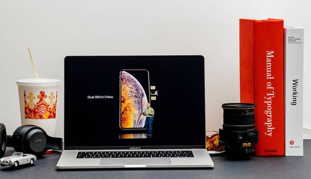 Λονδίνο - 13 Σεπτεμβρίου 2018: Υπολογιστές Apple δικτυακό τόπο στον αμφιβληστροειδή Macbook 15 ιντσών 2018 στο δωμάτιο περιβάλλον προβάλλοντας iphone Xs Max R Keynote στο Cupertino dual sim στην Κίνα - Φωτογραφία, εικόνα