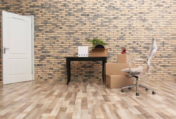 Мебель и коробки для переезда в пустой офис
 - Фото, изображение