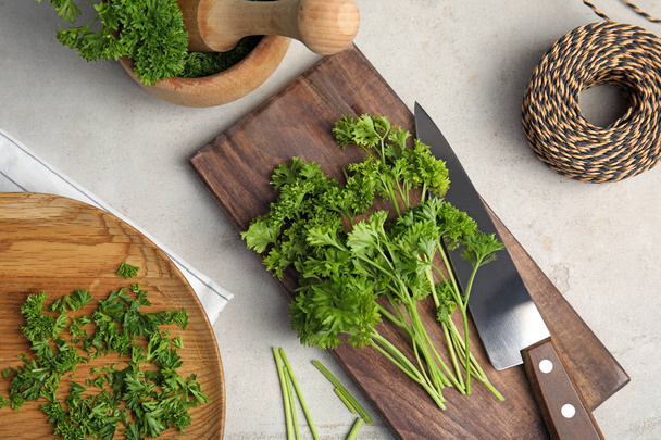 Flat lay composition with fresh green parsley on grey background - Foto, Imagem