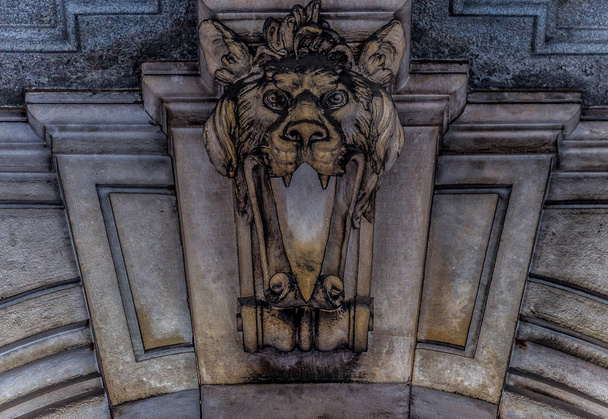 Италия, Турин. Этот город известен как уголок двух глобальных магических треугольников. Это защитная маска из камня на крыше роскошного входа во дворец, датированная 1800 годом. - Фото, изображение