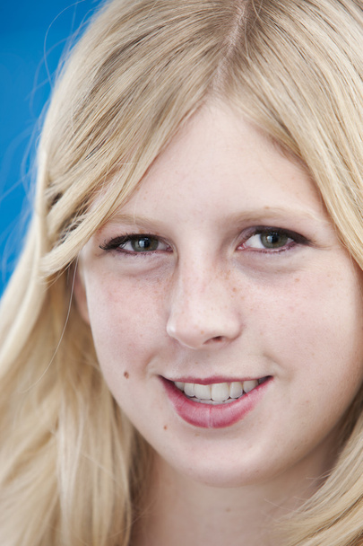 Close up portrait of smiling caucasian teenage girl - Valokuva, kuva
