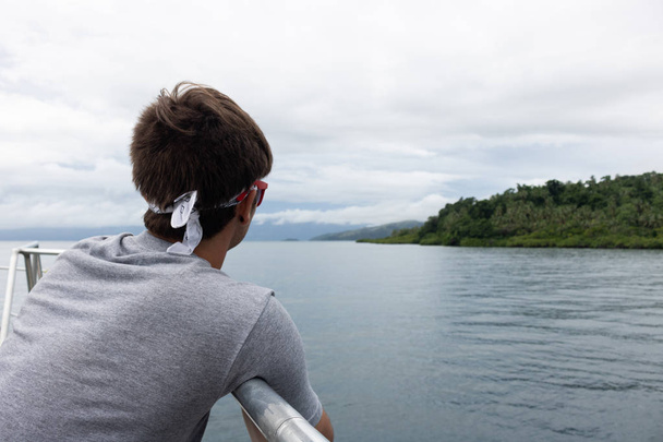 Mladý muž turistické nosit sluneční brýle a šátek památky z lodi v Fidži - Fotografie, Obrázek