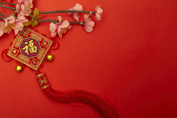 Ornamento cinese di Capodanno 2020 su carta rossa con lettera cinese "FU" che significa "fortuna" o "buona fortuna, lingotto d'oro, lampada cinese
 - Foto, immagini