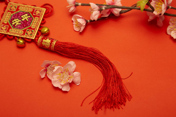 Nouvel an chinois 2020 ornement sur papier rouge avec lettre chinoise "FU" signifiant "fortune" ou "bonne chance, lingot d'or, lampe chinoise
 - Photo, image
