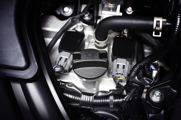 Motor olie dop op de motor van een auto voor onderhoud smeermiddel, automotive deel dienstverleningsconcept geïnstalleerd. - Foto, afbeelding