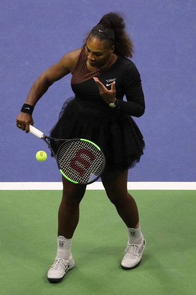 NEW YORK - SEPTEMBER 8, 2018: 23-time Grand Slam champion Serena Williams in action during her 2018 US Open final match against Naomi Osaka at Billie Jean King National Tennis Center - Фото, изображение