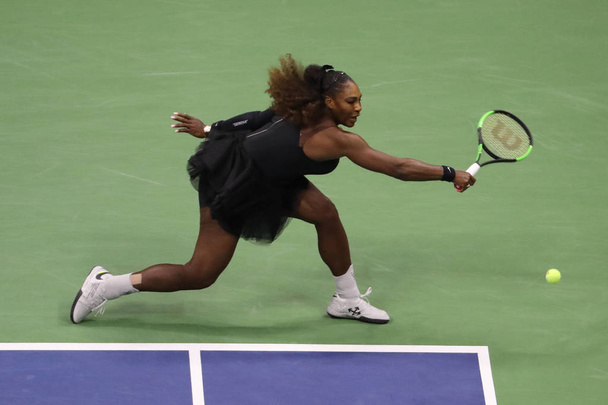 NEW YORK - SEPTEMBER 8, 2018: 23-time Grand Slam champion Serena Williams in action during her 2018 US Open final match against Naomi Osaka at Billie Jean King National Tennis Center - Zdjęcie, obraz