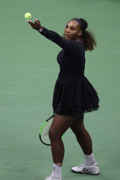 NEW YORK - SEPTEMBER 8, 2018: 23-time Grand Slam champion Serena Williams in action during her 2018 US Open final match against Naomi Osaka at Billie Jean King National Tennis Center - Foto, afbeelding