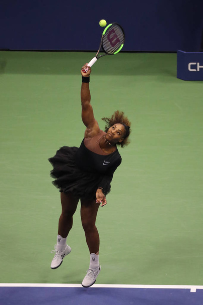 NEW YORK - SEPTEMBER 8, 2018: 23-time Grand Slam champion Serena Williams in action during her 2018 US Open final match against Naomi Osaka at Billie Jean King National Tennis Center - Foto, Imagen