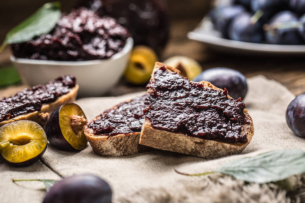 Breakfast from homemade plum jam bread and fresh ripe plums. - Foto, immagini