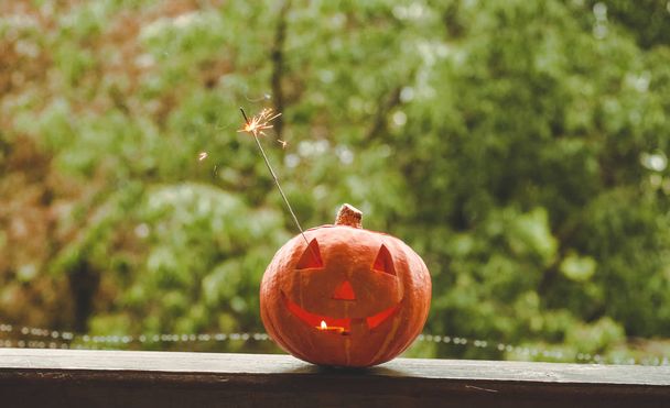 Fundo Abóbora de Halloween em um peitoril da janela aconchegante com uma planície vermelha. Abóbora inteira e espumante ao ar livre. Feliz Dia das Bruxas! Outono
 - Foto, Imagem