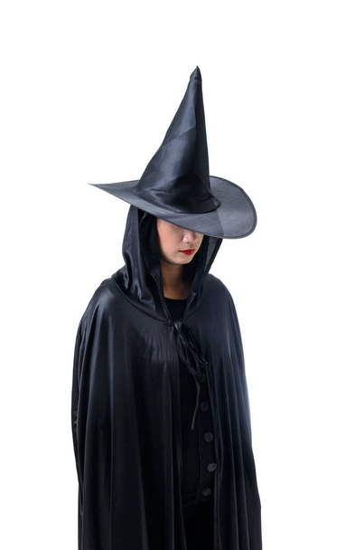 Портрет жінки в чорному страшному костюмі Хеллоуїна, що стоїть з капелюхом ізольовано на білому тлі з відсічним контуром
 - Фото, зображення