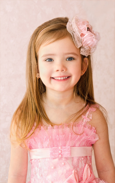 Portrait of cute smiling little girl - Foto, afbeelding