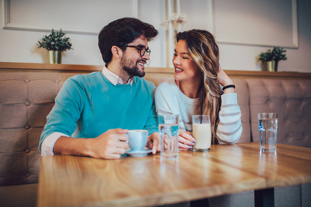  Красива любляча пара сидить у кафе, п'є каву та розмовляє. Концепція любові і романтики
. - Фото, зображення