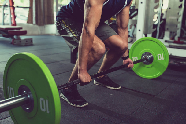 Обрезанный имидж спортсмена, практикующего тягу с тяжелым весом
 - Фото, изображение